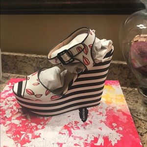 Chinese Laundry Wedges